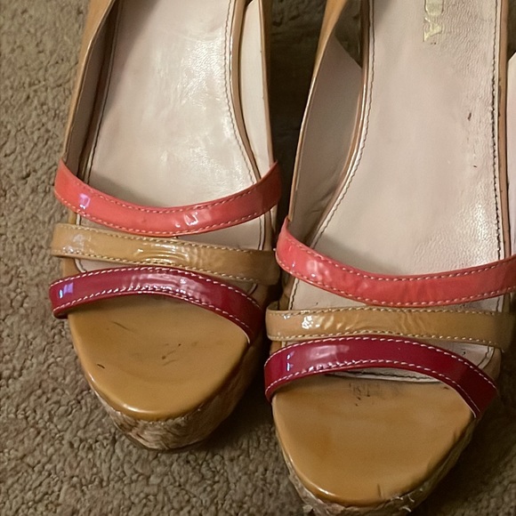 Prada platform open toe tan patent sandals - Picture 3 of 3